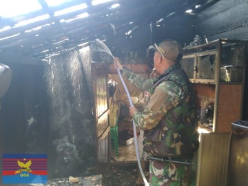 Babinsa Sigap, Bantu Warga Padamkan Sisa Kebakaran di Beringin Makmur 1