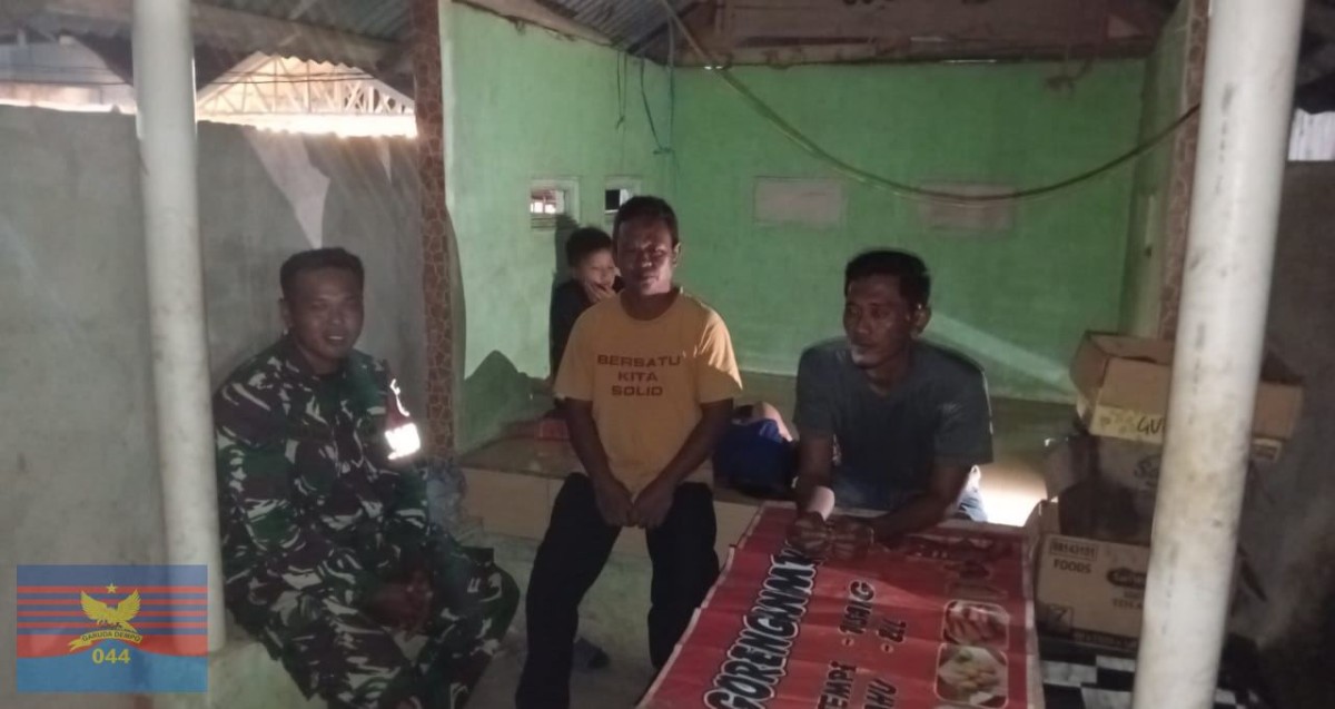 Babinsa Koramil 406-04/Muara Lakitan Laksanakan Patroli Siskamling dan Komsos di Desa Megang Sakti 1