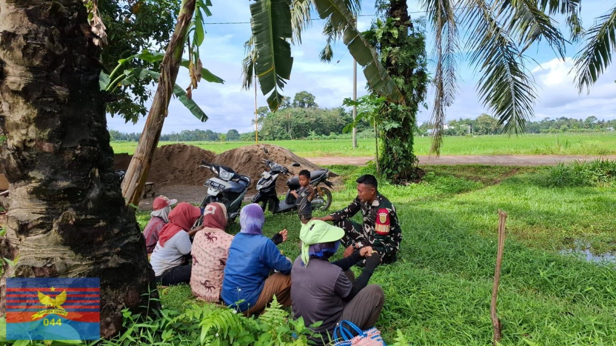 Babinsa Koramil 0406-06/Tugumulyo Jalin Komunikasi Sosial dengan Warga di Desa U1 Pager Sari