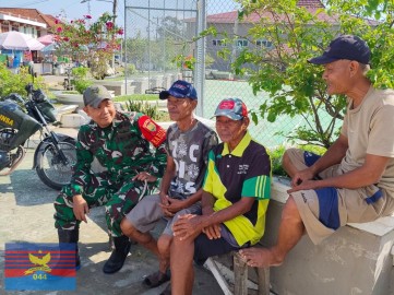 Babinsa Koramil 406-01/Rawas Ulu Laksanakan Komsos, Ingatkan Warga Pentingnya Menjaga Kebersihan dan Kesehatan di Musim Hujan