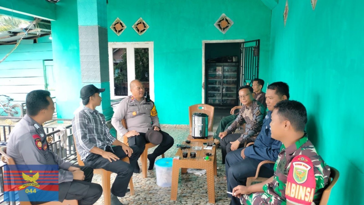 Babinsa Koramil 406-03/Rupit Bersama Bhabinkamtibmas Gelar Komsos Bahas Keamanan dan Ketertiban di Desa Bukit Langkap