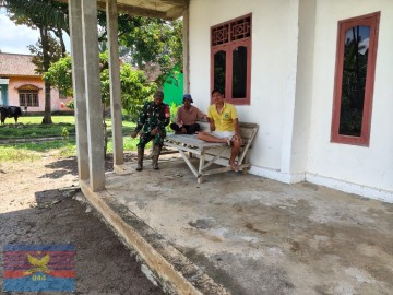 Pererat hubungan dengan masyarakat sertu tugianto sambangi rumah tokoh pemuda 