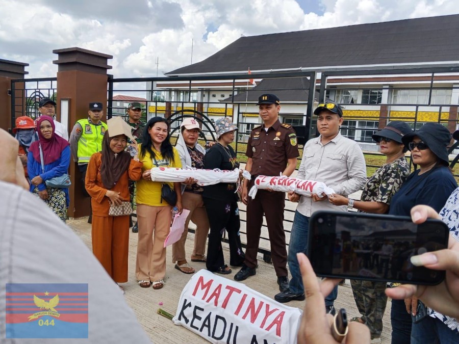 Babinsa Koramil 406-06/Tugumulyo Bersama Polres Laksanakan Pengamanan Aksi di Kejari Musi Rawas