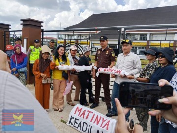 Babinsa Koramil 406-06/Tugumulyo Bersama Polres Laksanakan Pengamanan Aksi di Kejari Musi Rawas
