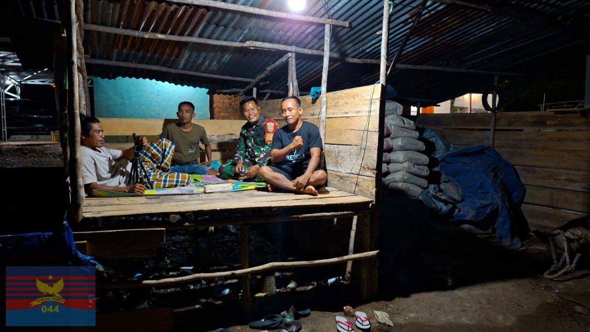 Sertu Wijon Senpri Babinsa Koramil 406-05/Muara Kelingi Jaga Ronda Malam Bersama Warga Desa Mulyo Harjo