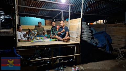 Sertu Wijon Senpri Babinsa Koramil 406-05/Muara Kelingi Jaga Ronda Malam Bersama Warga Desa Mulyo Harjo