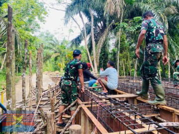 PERSONIL KODIM 0406/LUBUKLINGGAU BERSAMA MASYARAKAT KELURAHAN DURIAN RAMPAK GOTONG ROYONG MEMBANGUN JEMBATAN BETON UNTUK MEMAJUKAN AKSES EKONOMI