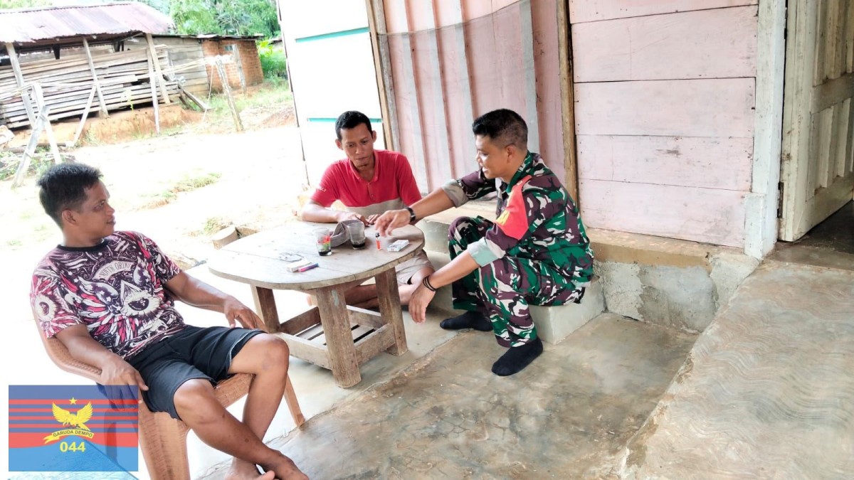 Babinsa Koramil 406-04/Muara Lakitan Komsos Bahas Keamanan Desa