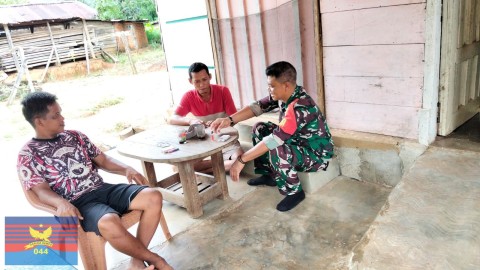 Babinsa Koramil 406-04/Muara Lakitan Komsos Bahas Keamanan Desa