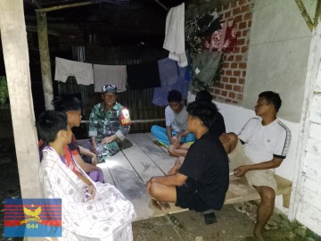 Babinsa Koramil 406-07/Jayaloka Laksanakan Komsos dan Patroli Siskamling di Kelurahan Marga Tunggal