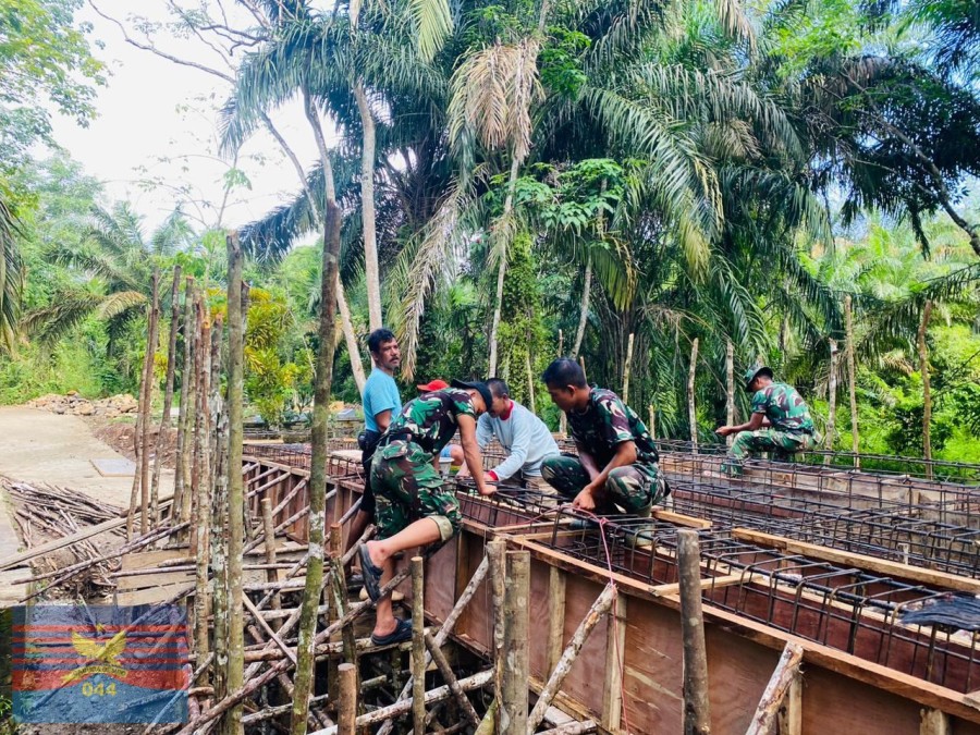 Personel Kodim 0406/Lubuklinggau Bersama Masyarakat Laksanakan Gotong Royong Percepatan Pembangunan Jembatan