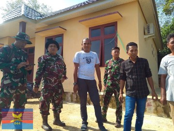 BABINSA KORAMIL 406-01/RAWAS ULU KOPDA HENDRIK LAKSANAKAN KOMSOS GUNA PERERAT SILATURAHMI DAN JAGA KONDUSIFITAS WILAYAH DI DESA SUKOMORO KECAMATAN RAWAS ULU