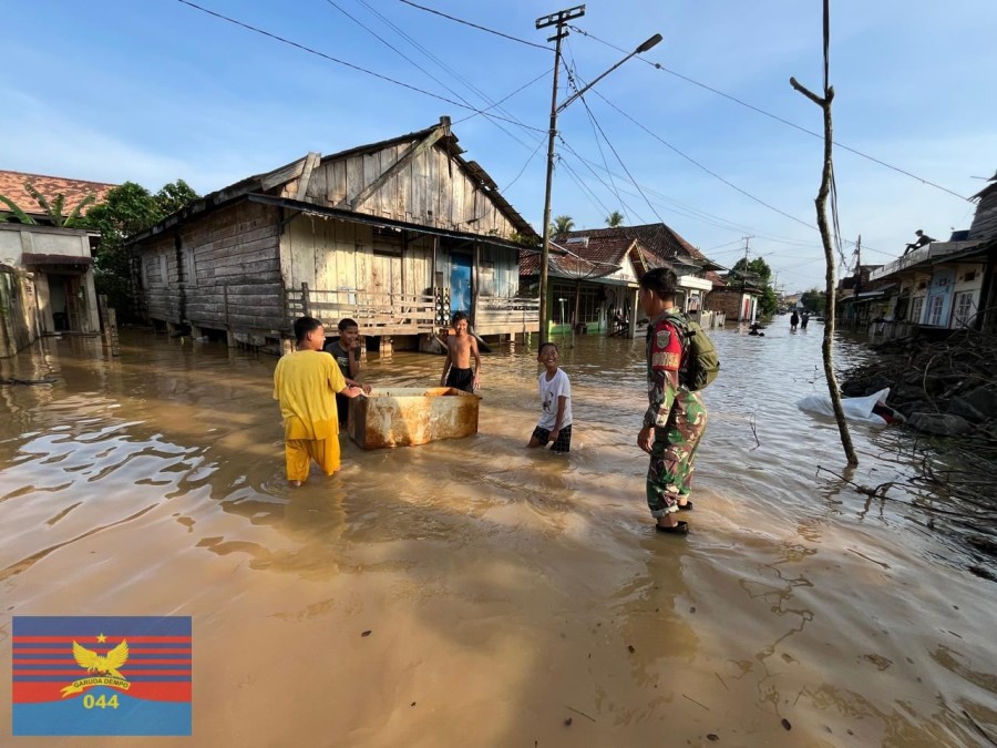 Babinsa Koramil 406-03/Rupit Monitoring Gulbencal Akibat Luapan Sungai Rupit di Wilayah Kelurahan Rupit Kabupaten Musi Rawas Utara