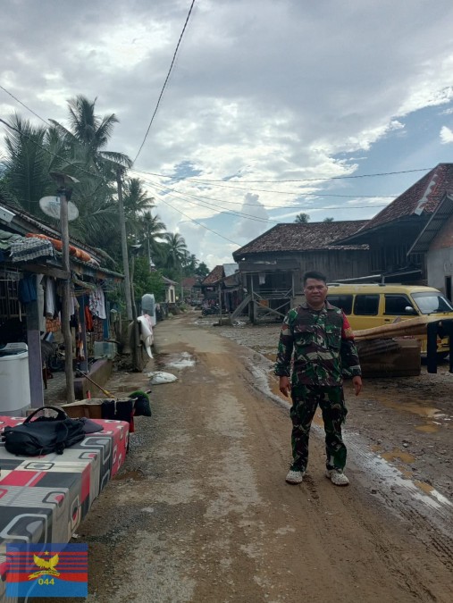 Babinsa Koramil 406-03/Rupit Siaga Pantau Perkembangan Banjir Akibat Luapan Sungai Rupit