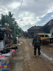 Babinsa Koramil 406-03/Rupit Siaga Pantau Perkembangan Banjir Akibat Luapan Sungai Rupit