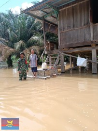 Babinsa Koramil 406-02/Rawas Ilir Monitoring Perkembangan Banjir di Wilayah Karang Dapo dan Rawas Ilir