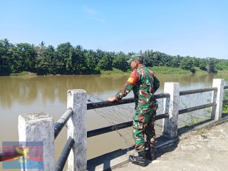 Babinsa Koramil 406-04/Muara Lakitan Aktif Patroli Sungai Antisipasi Gulbencal