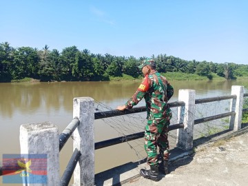 Babinsa Koramil 406-04/Muara Lakitan Aktif Patroli Sungai Antisipasi Gulbencal