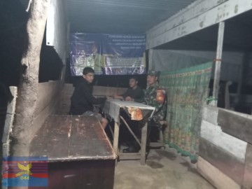 Babinsa Koramil 406-07/Jayaloka Patroli Pos Kamling di Wilayah Sukakarya