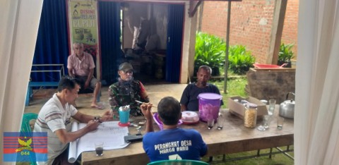 Babinsa Koramil 406-04/Muara Lakitan Monitoring Wilayah dan Komsos Bersama Kades serta Tokoh Masyarakat