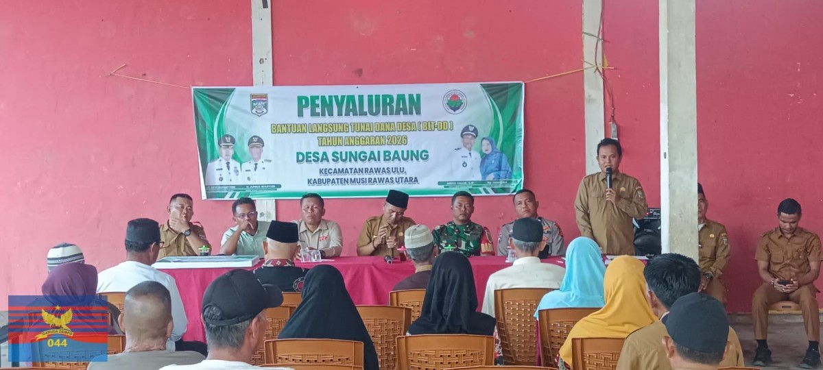 Babinsa Koramil 406-01/Rawas Ulu Dampingi Pembagian BLT di Desa Sungai Baung