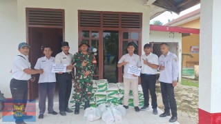 Babinsa Koramil 406-02/Rawas Ilir Hadiri Penyerahan Bantuan CSR Banjir untuk Warga Rawas Ilir