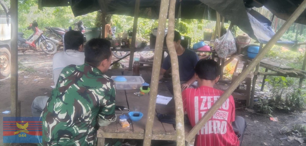 Babinsa Koramil 406-04/Muara Lakitan Jalin Komsos Bahas Kamtibmas dan Kebersihan Lingkungan