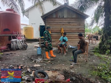 Babinsa Koramil 406-02/Rawas Ilir Laksanakan Komsos Bersama Warga Bahas Pentingnya Menjaga Lingkungan Bersih dan Bebas Sampah di Desa Pauh 1