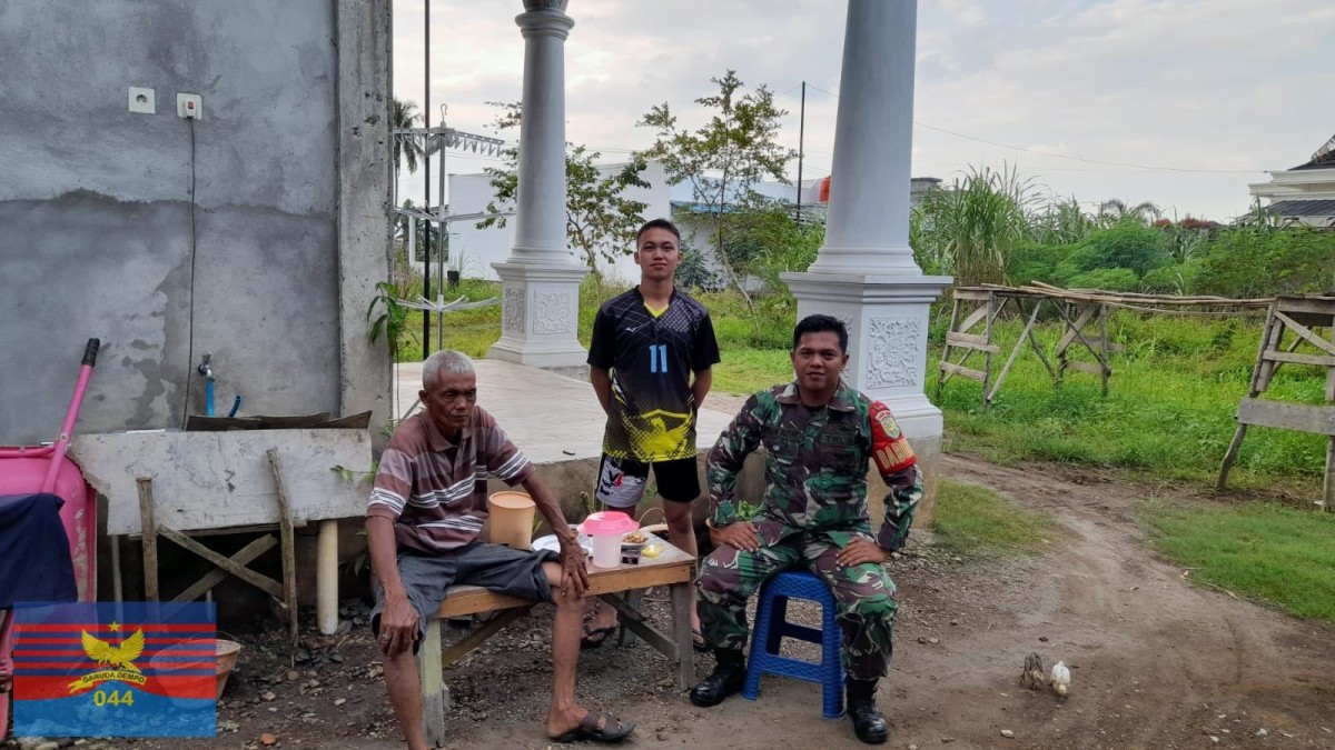 Babinsa Koramil 406-03/Rupit Gelar Komsos Bersama Warga Bahas Penerimaan dan Animo Calon Prajurit TNI di Desa Embacang Baru