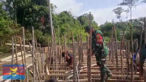 Babinsa Koramil 406-01/Rawas Ulu Dampingi Pembangunan Jembatan Demi Kelancaran Akses Warga Desa Sungai Kijang