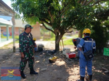 Babinsa Koramil 406-02/Rawas Ilir Laksanakan Komsos dan Pendampingan Pengecekan Polusi Udara di Wilayah Binaan