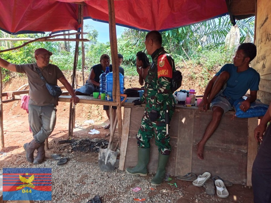 Babinsa Koramil 406-03/Rupit Laksanakan Komsos Bersama Warga Antisipasi Bencana Banjir di Desa Suka Menang