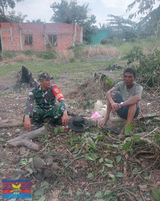 Babinsa Koramil 406-02/Rawas Ilir Laksanakan Komsos dan Imbau Warga Tidak Membakar Lahan di Desa Mandi Angin