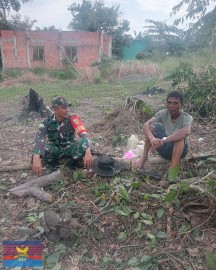 Babinsa Koramil 406-02/Rawas Ilir Laksanakan Komsos dan Imbau Warga Tidak Membakar Lahan di Desa Mandi Angin