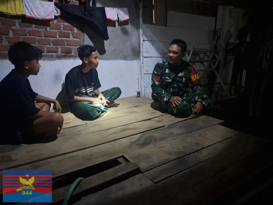 Babinsa Koramil 406-07/Jayaloka Kopka Abdul Hoiri Aktif Laksanakan Siskamling Demi Menjaga Stabilitas Keamanan Desa Binaan