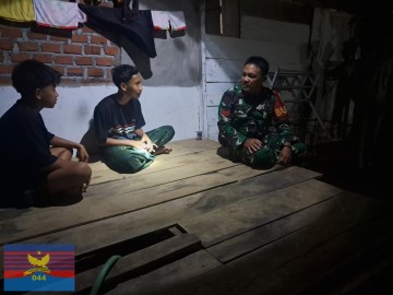 Babinsa Koramil 406-07/Jayaloka Kopka Abdul Hoiri Aktif Laksanakan Siskamling Demi Menjaga Stabilitas Keamanan Desa Binaan