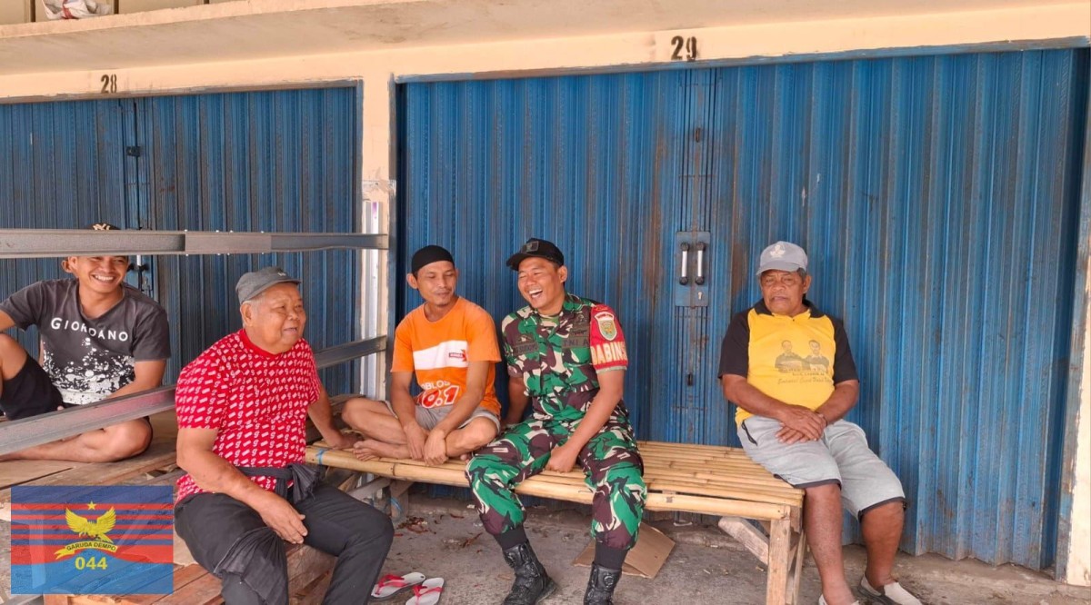 Babinsa Koramil 406-01/Rawas Ulu Laksanakan Komsos Keamanan Lingkungan di Pasar Surulangun