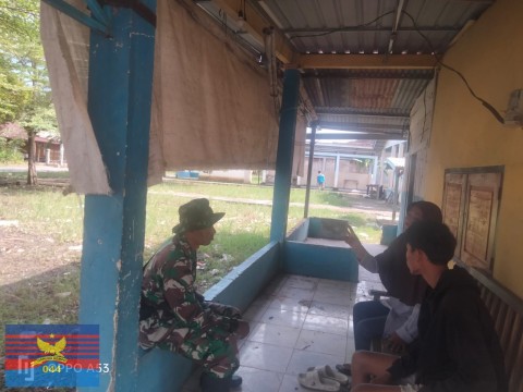 Serda Suryanda Babinsa Koramil 406-05/Muara Kelingi Jaga Keakraban dengan Warga Desa Binaan