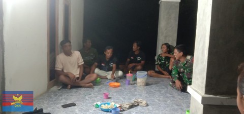 Babinsa Koramil 406-07/Jayaloka Laksanakan Patroli Pos Kamling di Wilayah Kecamatan Jayaloka
