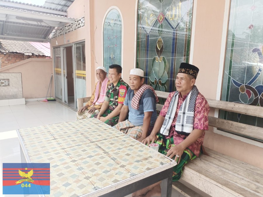 Babinsa Koramil 406-03/Rupit Pererat Silaturahmi Melalui Komsos dan Shalat Jumat Bersama Warga