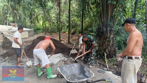 Babinsa Koramil 406-08/Lubuk Linggau Siaga Bantu Pembangunan Jembatan Beton di Durian Rampak