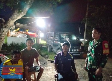 Babinsa Koramil 406-05/Muara Kelingi Laksanakan Patroli dan Monitoring Siskamling Demi Menjaga Kondusifitas Wilayah