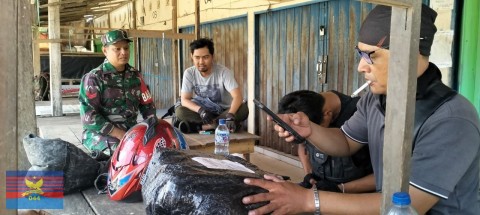 Babinsa Koramil 406-02/Rawas Ilir Laksanakan Komsos Bersama Warga Bahas Keamanan dan Kebersihan Lingkungan di Desa Kertasari
