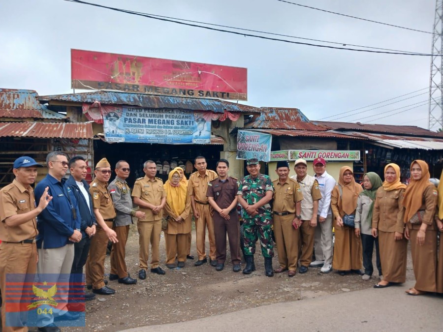 Danramil 406-04/Muara Lakitan Dampingi Wabup Musi Rawas Cek Harga Sembako Jelang Idul Adha