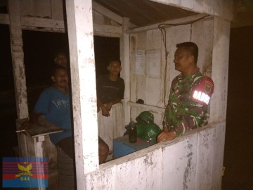 Babinsa Koramil 406-05/Muara Kelingi Bersama Masyarakat Laksanakan Patroli dan Monitoring Siskamling di Desa Bamasco