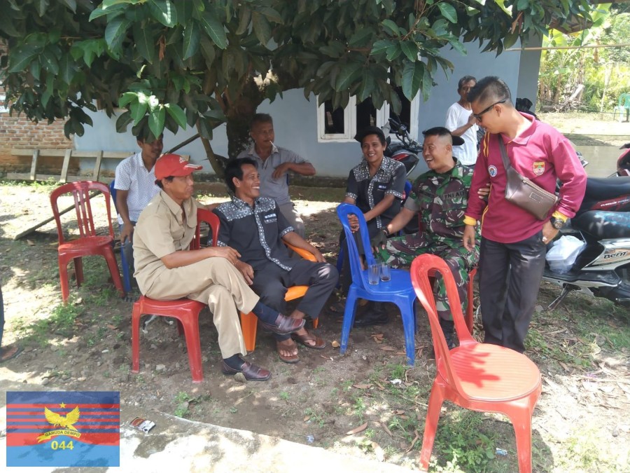 Babinsa Koramil 406-02/Rawas Ilir Laksanakan Komsos Bersama Warga Tentang Larangan Membuang Sampah di Sungai