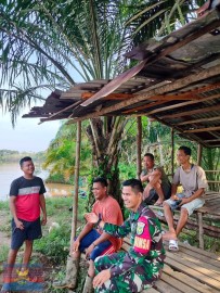 Babinsa Koramil 406-03/Rupit Gelar Komsos Bersama Warga Desa Karang Waru Bahas Kewaspadaan Banjir di Musim Hujan