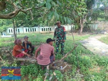 Komsos Bersama Warga, Babinsa Koramil 406-01/Rawas Ulu Ajak Masyarakat Tingkatkan Keamanan Lingkungan