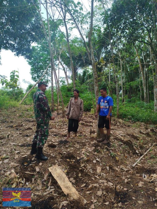 Babinsa Koramil 406-02/Rawas Ilir Laksanakan Komsos Pencegahan Karhutla di Musim Kemarau