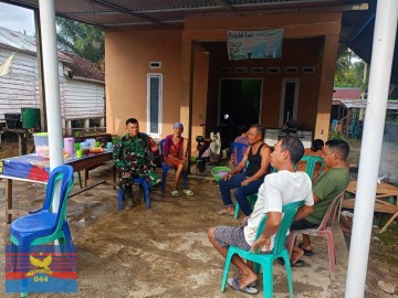 Babinsa Koramil 406-03/Rupit Gelar Komsos Bersama Warga Desa Bukit Ulu, Ingatkan Pentingnya Pengawasan Orang Tua Terhadap Anak yang Bermain di Tepian Sungai